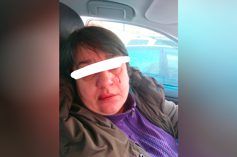 Мать и дочь избили незнакомую сибирячку из-за перегородившего дорогу автомобиля