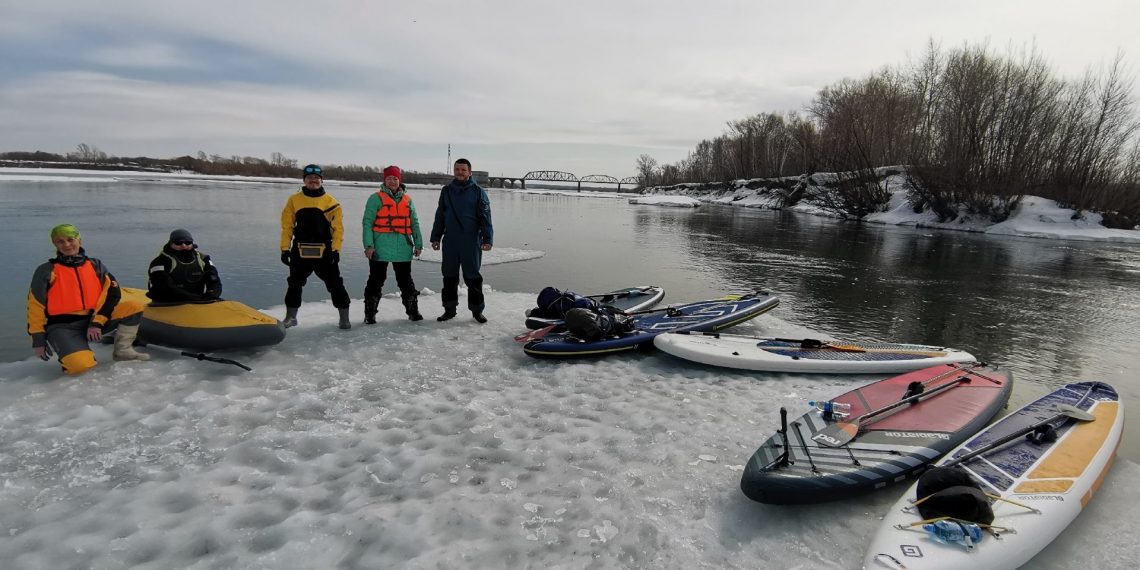 В Новосибирске спортсмены устроили «пикник» на льдине посреди Оби