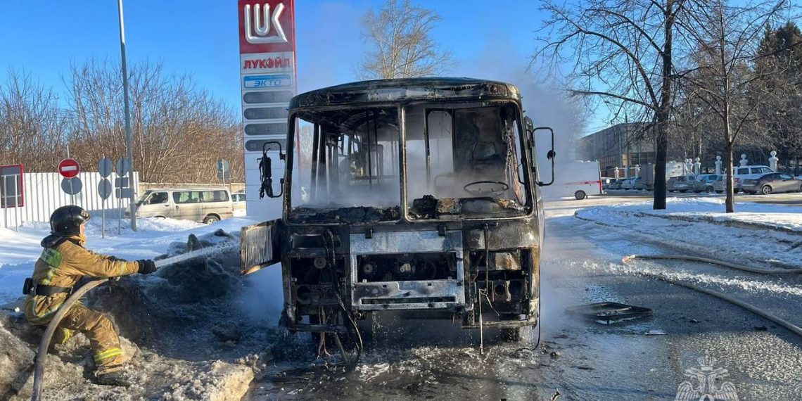 Огонь уничтожил пассажирский автобус в Калининском районе Новосибирска