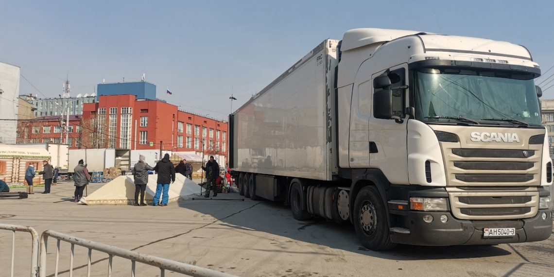 Фуры с белорусскими номерами заняли парковку на площади Ленина