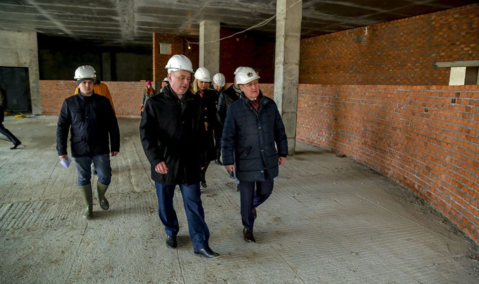 Школу с бассейном и витражным остеклением построят к концу года в Октябрьском районе Новосибирска