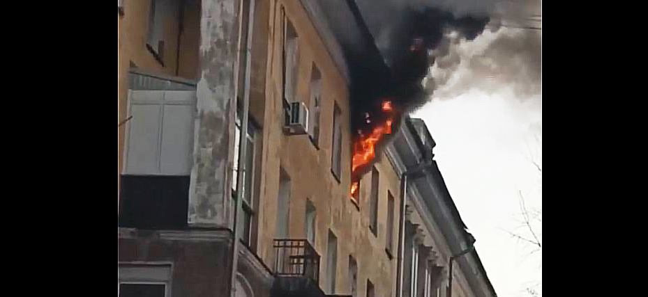 В Новосибирске сотрудники МЧС эвакуировали людей из горящего дома