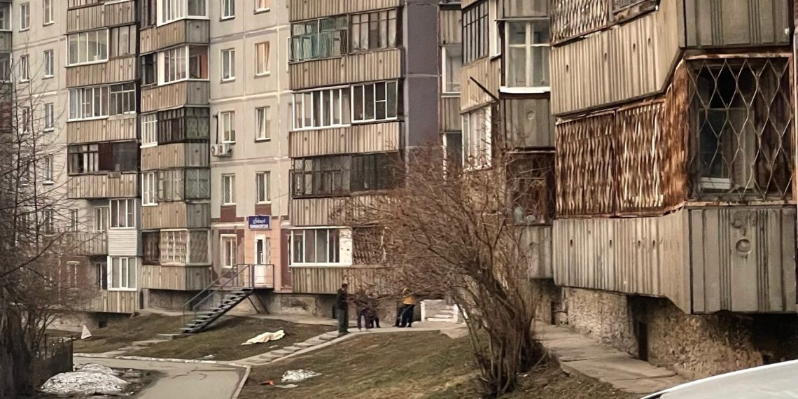 Мертвого подростка обнаружили во дворе дома в Родниках