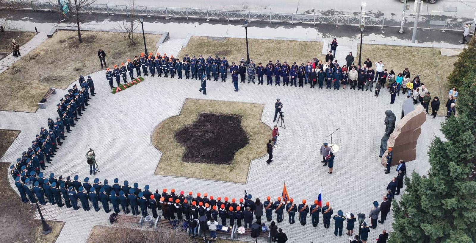 Почти память погибшим минутой молчания. Возложение цветов на красной площади 28 апреля. Возложение цветов к памятнику погибшим акция. 30 Апреля день памяти. Почтим память погибших минутой молчания.