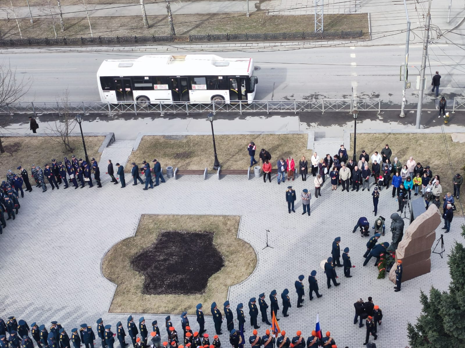 Минутой молчания и возложением цветов почтили память погибших пожарных в  Новосибирске | НДН.Инфо