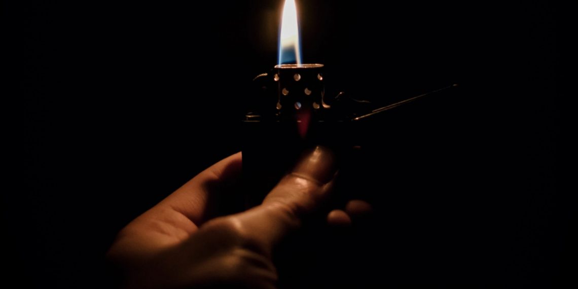 Жительница Новосибирска пыталась заживо сжечь знакомую в подъезде дома