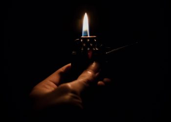 Жительница Новосибирска пыталась заживо сжечь знакомую в подъезде дома