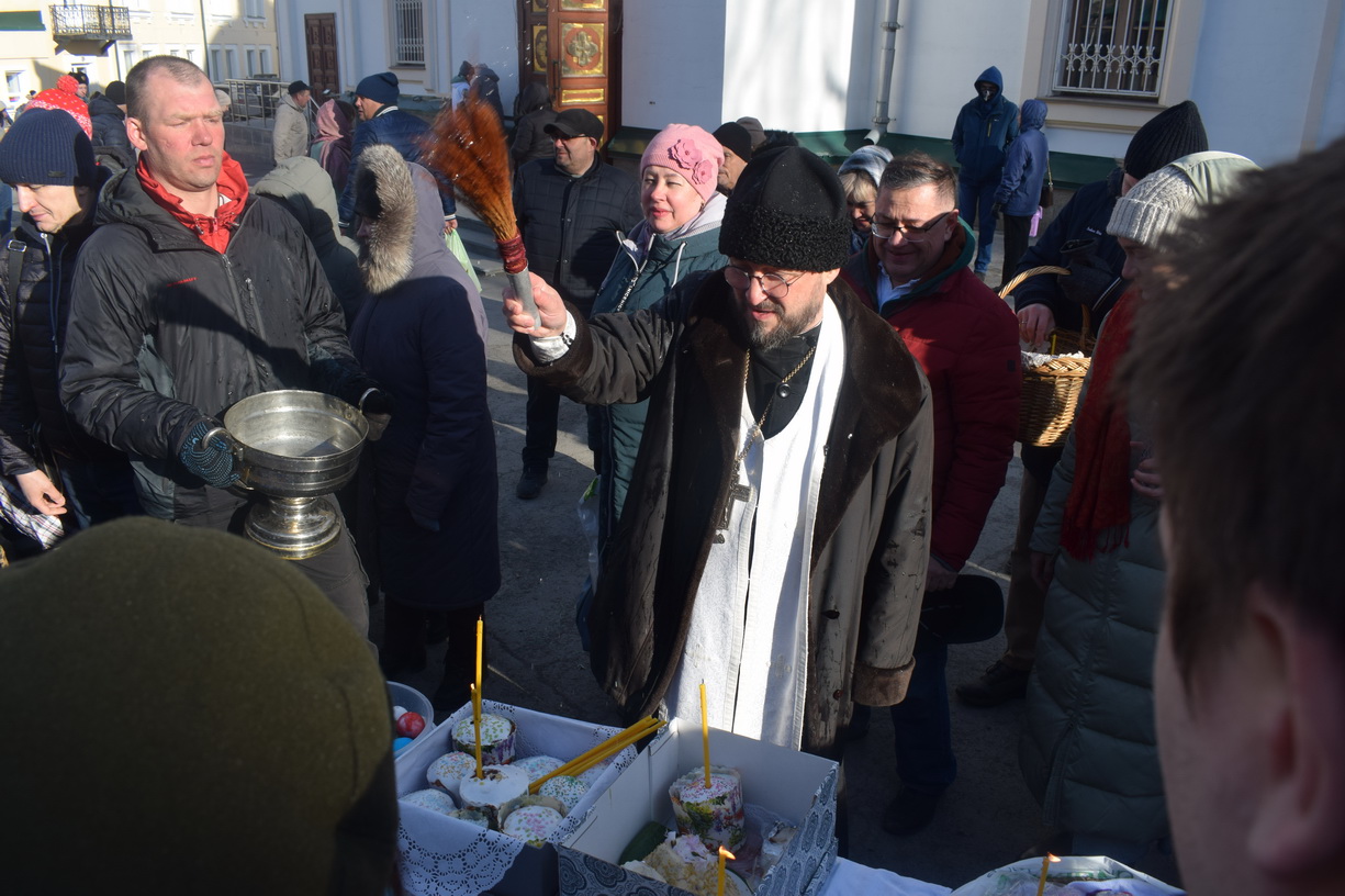 Освященные яйца на кладбище можно. Освятить яйца на Пасху. Святить яйца в Троицком храме в Яхроме. Молитва освятить яйца и кулич. Можно ли носить на кладбище освященные яйца.