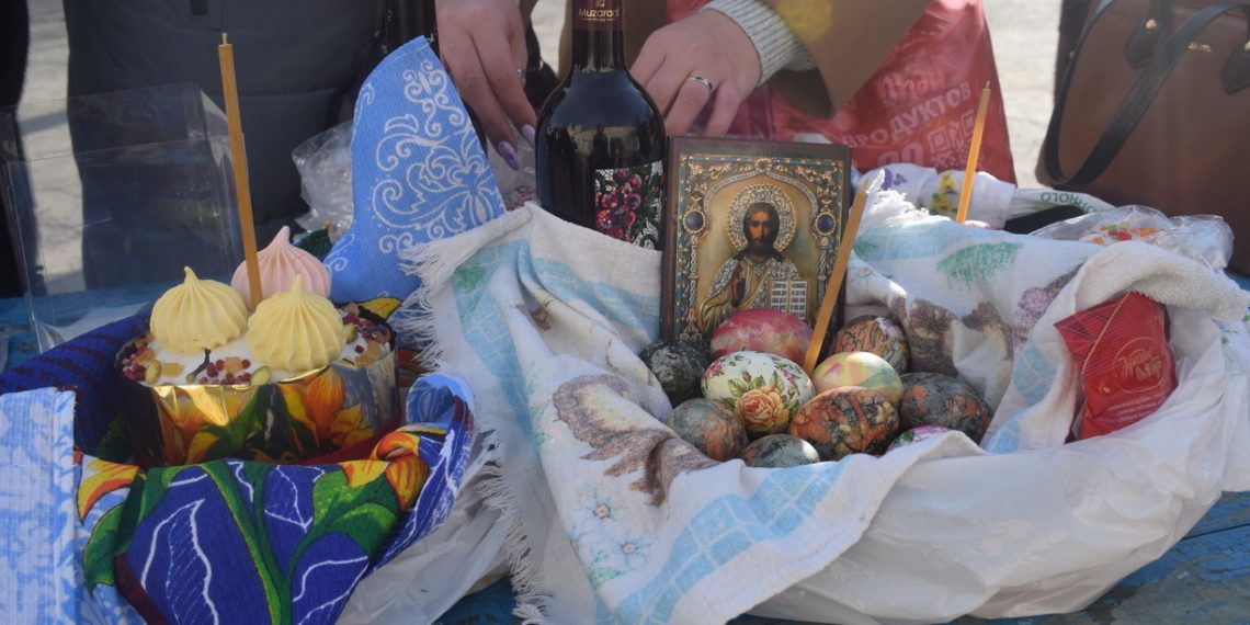 Сотни новосибирцев собрались у храмов на Пасху, чтобы освятить яйца и куличи