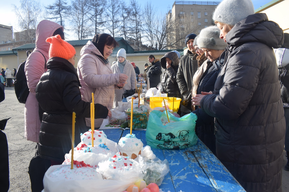 Освященные яйца на кладбище можно. Освятить яйца на Пасху. Святить яйца в Троицком храме в Яхроме. Смешные картинки освящение яиц. Троицкая Церковь Воронцовский парк освящение яиц 2023.