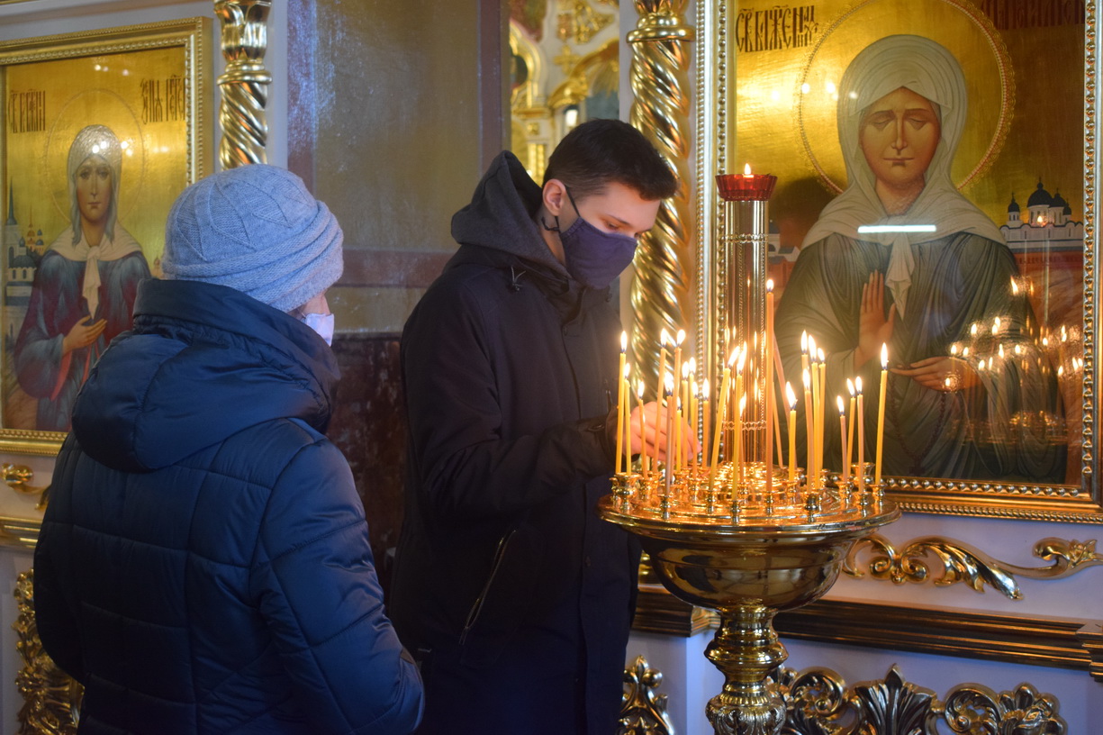 Освященные яйца на кладбище можно. Святить яйца в Троицком храме в Яхроме. Храм Федора Ушакова в Южном Бутово освящение яиц на Пасху когда 2025. Освящение яиц фоторепортаж блокнот Воронеж. Молитва освятить яйца и кулич.