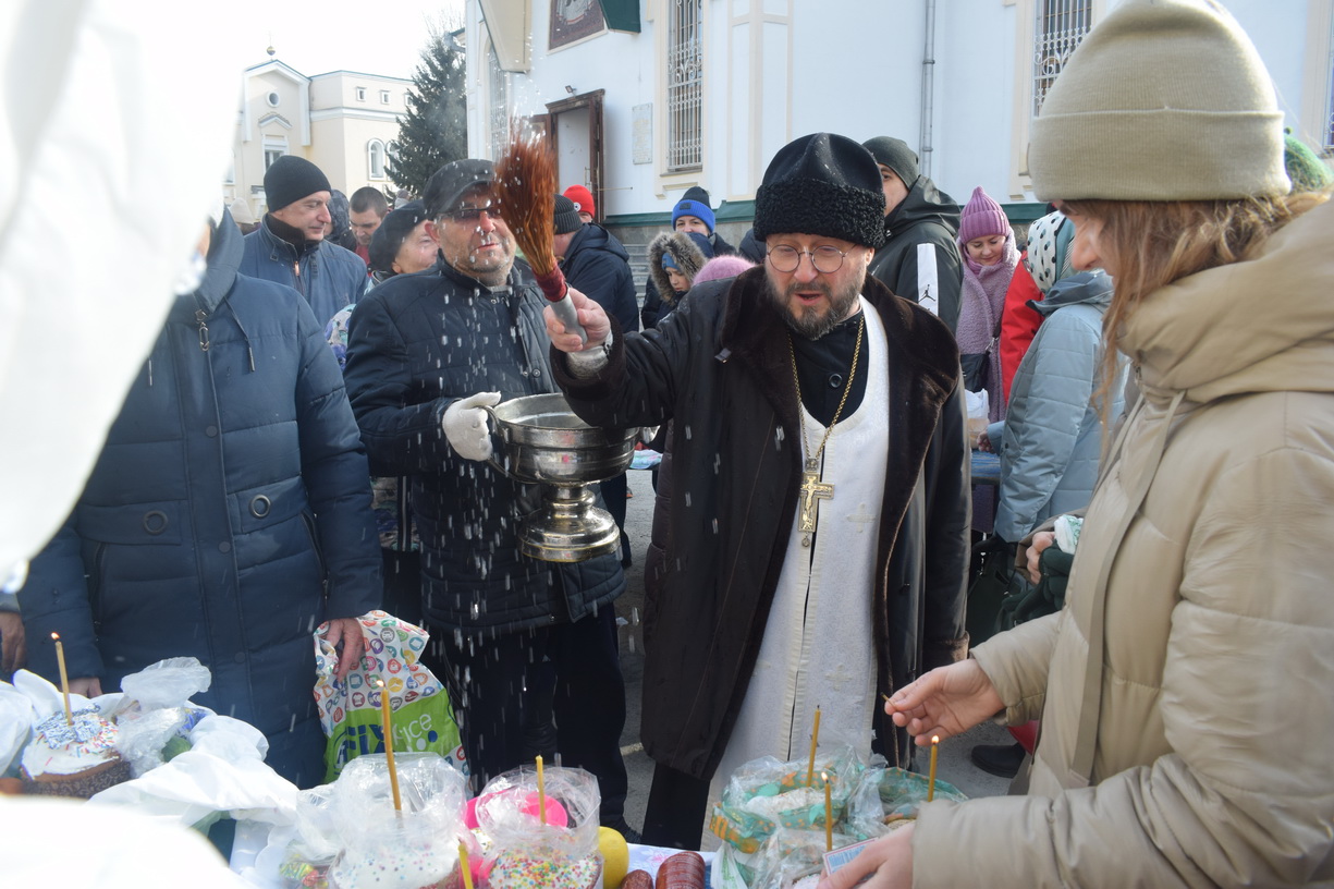 Освященные яйца на кладбище можно. Освятить яйца на Пасху. Освящение яиц в Армавире. Святить яйца в Троицком храме в Яхроме. Смешные картинки освящение яиц.