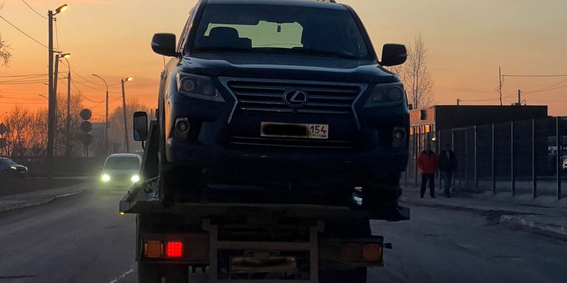 Новосибирские приставы пять часов поджидали в засаде элитный Lexus