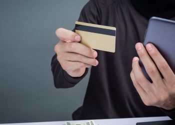 Более 40 млн рублей перевёл мошенникам новосибирец