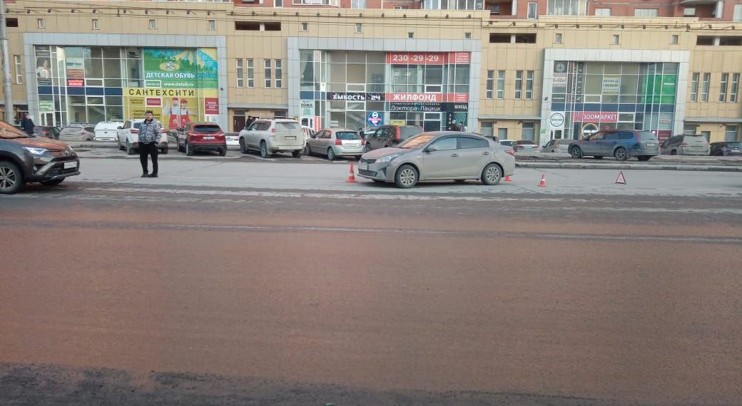 Первоклассник попал под машину и получил травмы в Новосибирске