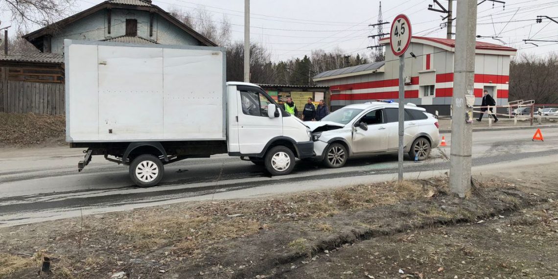В Новосибирске «Лада» с трупом пенсионера за рулём врезалась в две «газели»