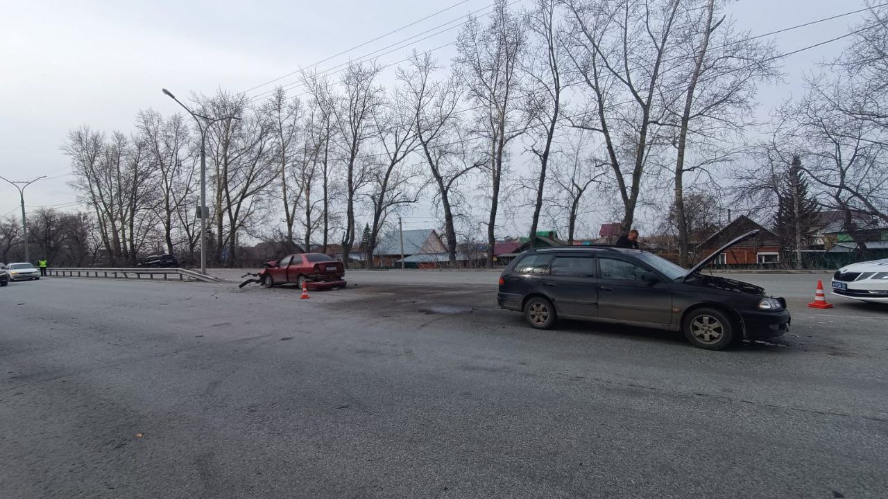 Трёх водителей увезли в больницу после массового ДТП на Бердском шоссе |  НДН.Инфо