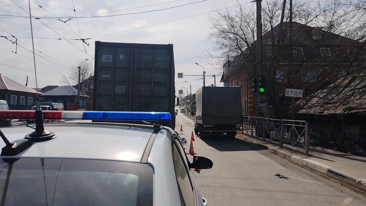 В Новосибирске фура насмерть задавила бабушку на улице Волочаевской |  НДН.Инфо