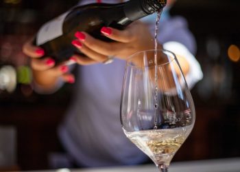 Жительнице Новосибирска выставили счет за уронившую поднос официантку