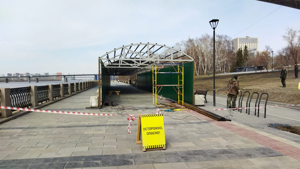 Глухой коридор из профлиста установили на Михайловской набережной