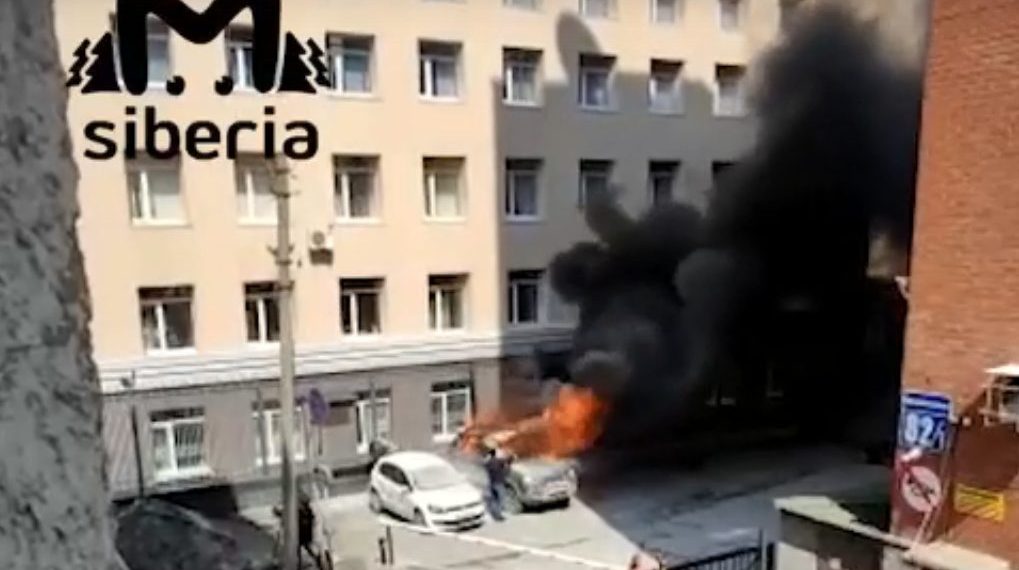 Иномарка сгорела возле здания ФСБ в Новосибирске