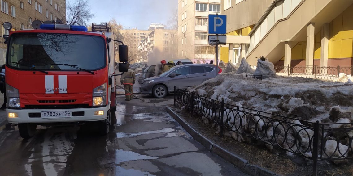 В Железнодорожном районе Новосибирска загорелся припаркованный автомобиль