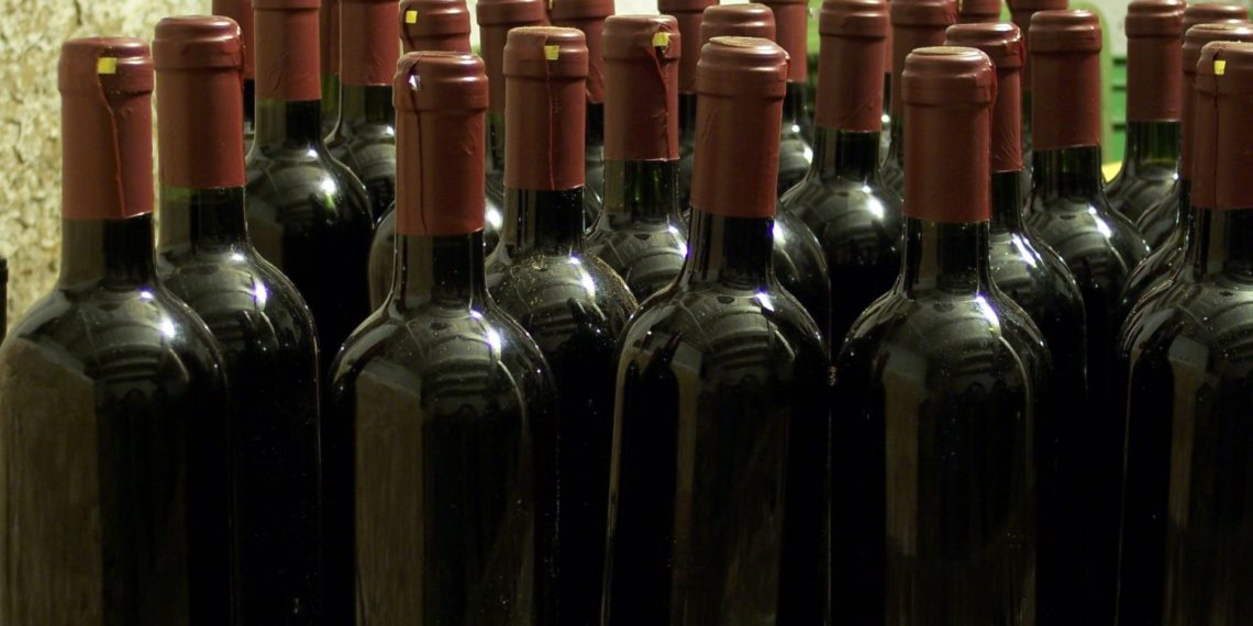 В Карасуке накрыли склад с 9500 бутылок палёнки