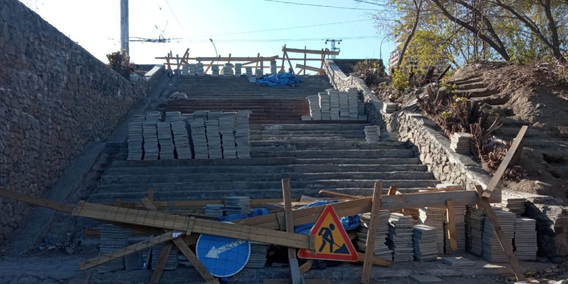 Локоть «самокритично» обвинил дептранс в затянувшемся ремонте лестницы на «Речном вокзале»