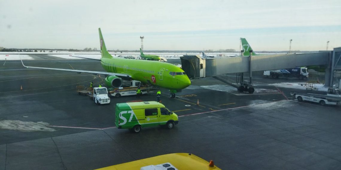 Из Сургута в Новосибирск прилетел самолёт с вмятиной