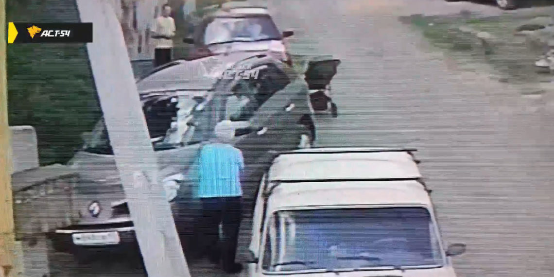 Пенсионерка разбила кувалдой стекло кроссовера в Новосибирске