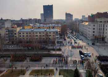 Военные маршем прошлись по центру Новосибирска