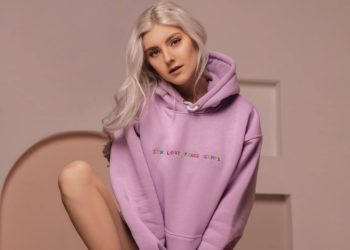 Омскую порноактрису Еву Эльфи признали «врагом Украины»