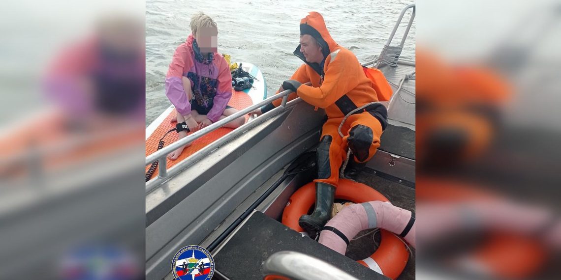 Трех человек на надувных досках унесло течением Обского моря