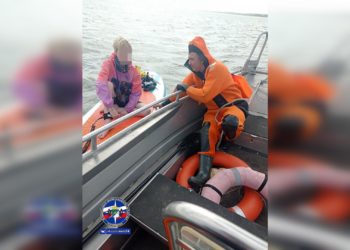 Трех человек на надувных досках унесло течением Обского моря