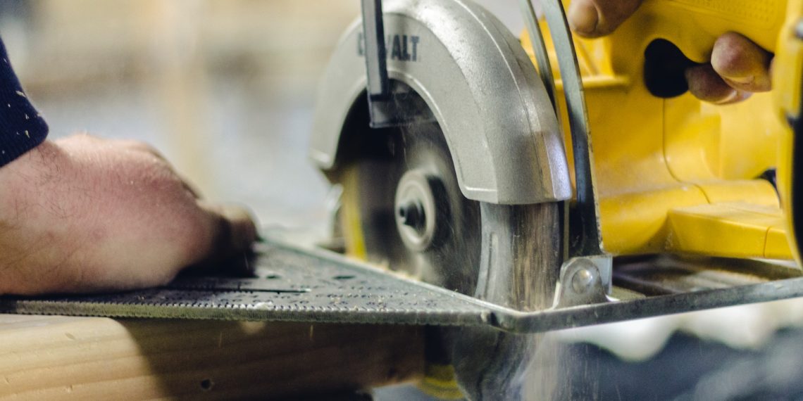 Ловкач поменял ценники и купил циркулярную пилу «со скидкой» в Новосибирске