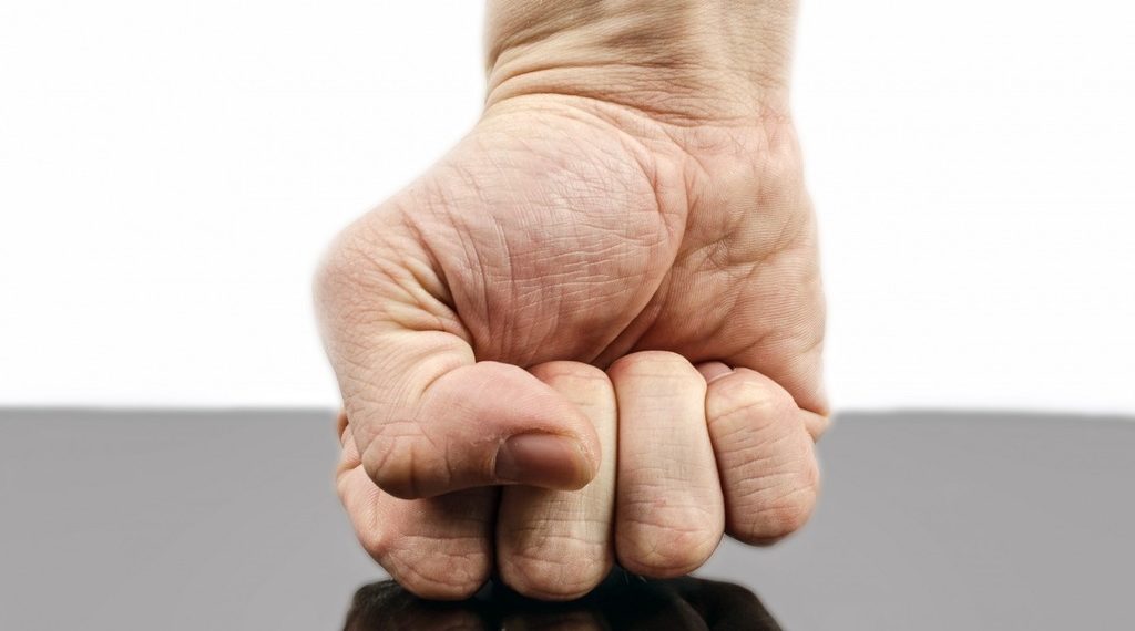 «Получил тяжелые травмы»: в Новосибирске застолье пенсионеров закончилось больницей