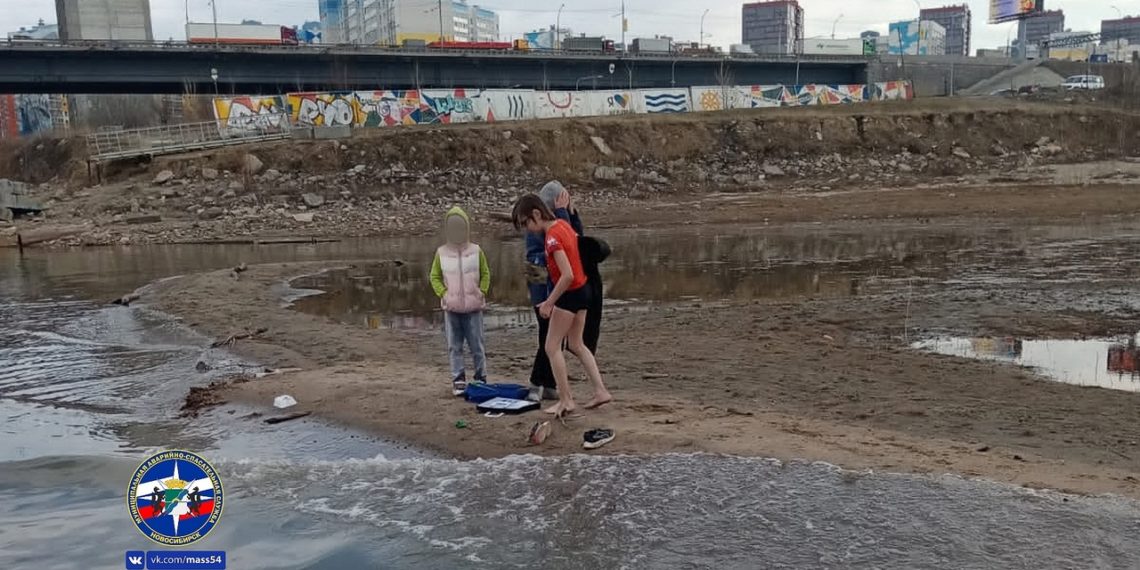 Дети открыли купальный сезон в Оби у аквапарка — их обнаружили спасатели на катере