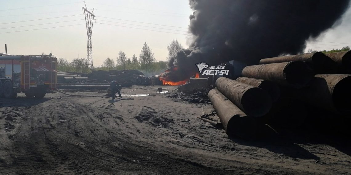 Склад с покрышками загорелся в Первомайском районе Новосибирска