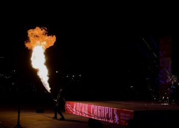 Зажгли под дождем: «Огни Сибири» озарили Михайловскую набережную