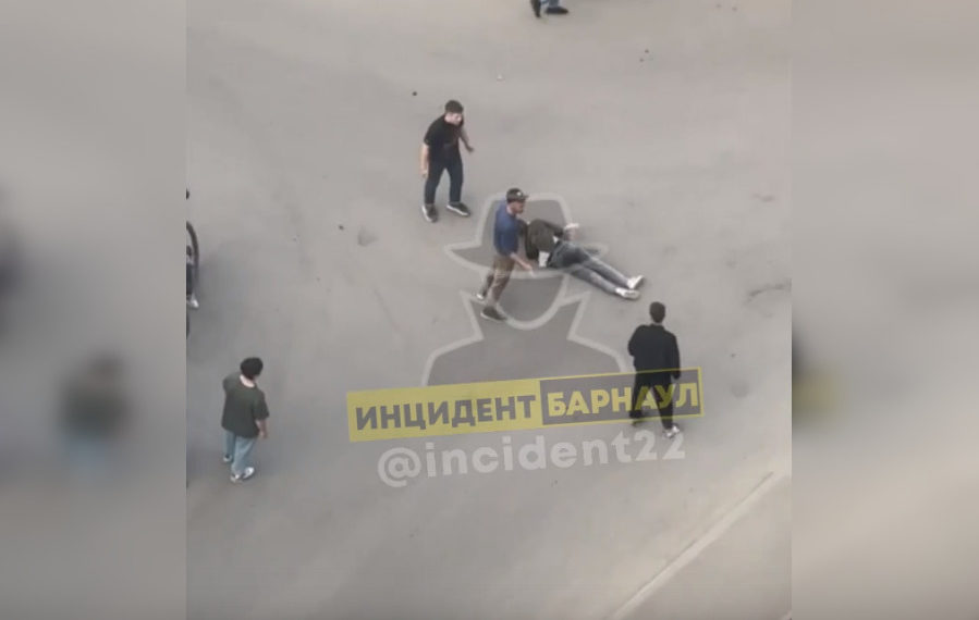 Толпа подростков избила 17-летнего юношу до судорог в Барнауле