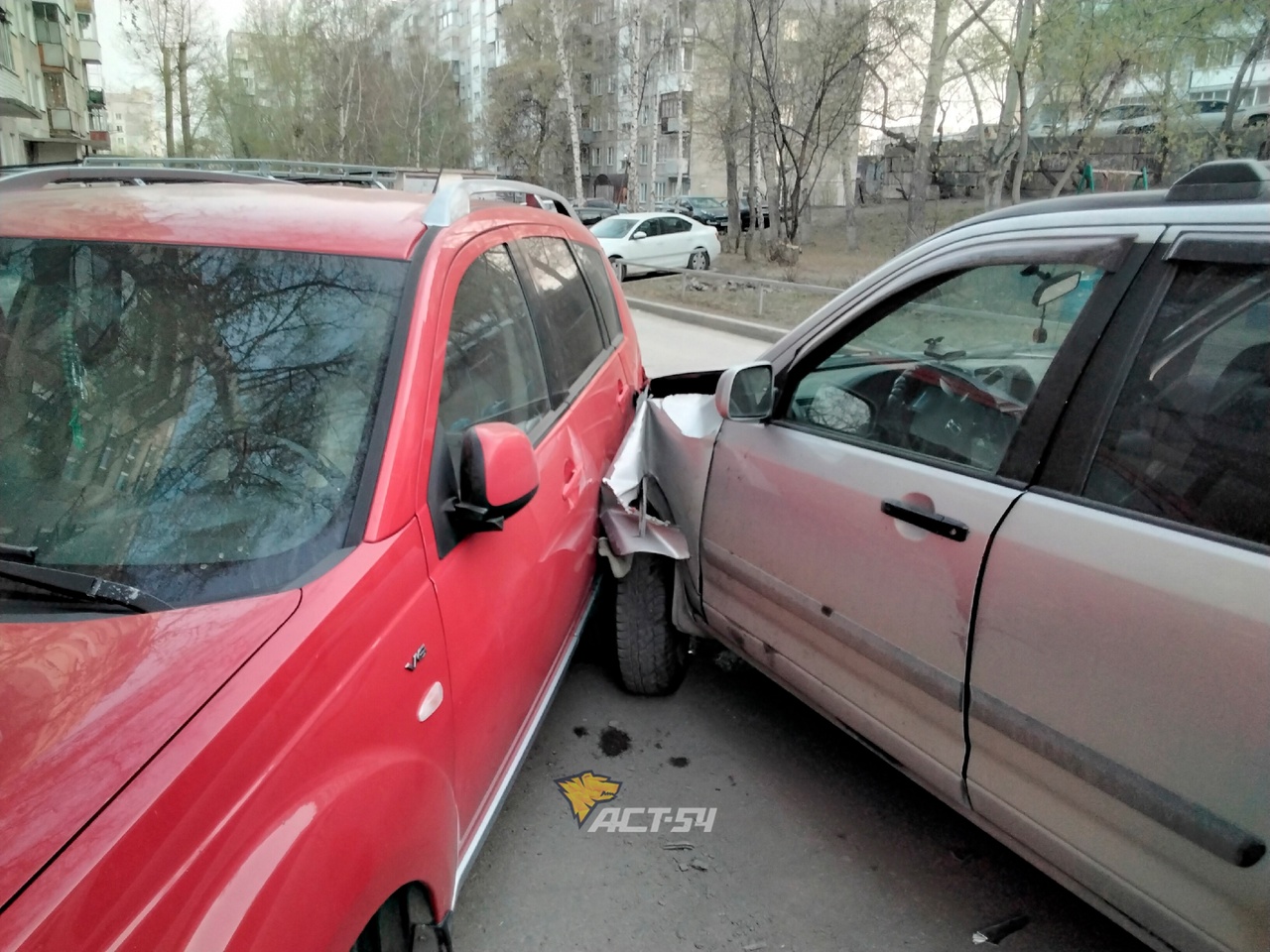 Пьяный подросток разбил два припаркованных автомобиля на родительской машине  | НДН.Инфо