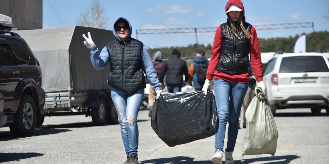 Почти 4 тонны мусора собрали новосибирцы на побережье Обского моря