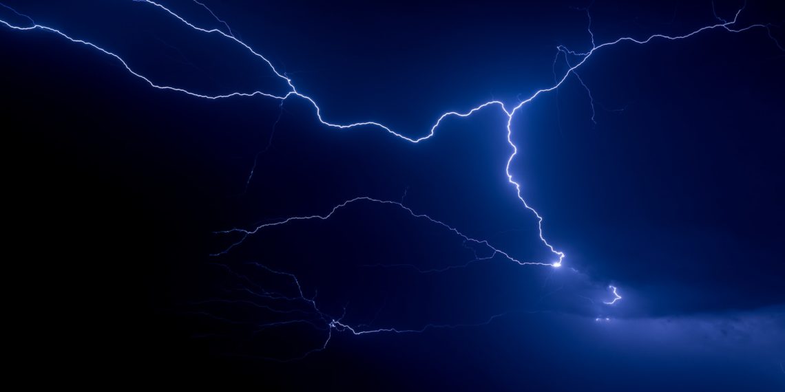 Молния ударила по летящему пассажирскому самолету в Новосибирске