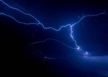 Молния ударила по летящему пассажирскому самолету в Новосибирске