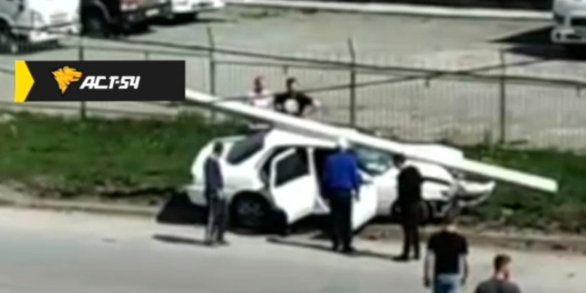 В Кировском районе Новосибирска «Toyota» снесла линию электропередач