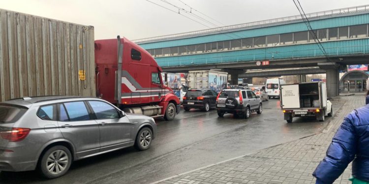 «Ура! Дача!»: пробки в 8 баллов сковали дороги Новосибирска