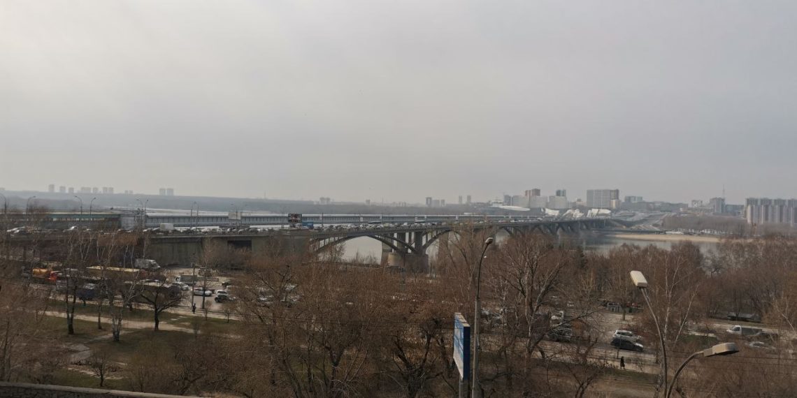 Рекомендуется надеть маски: власти объяснили облако дыма в небе над Новосибирском