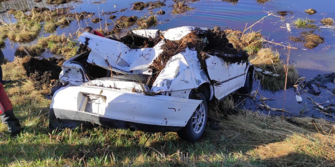 Пять человек погибло в ДТП в Красноярском крае — автомобиль слетел в пруд