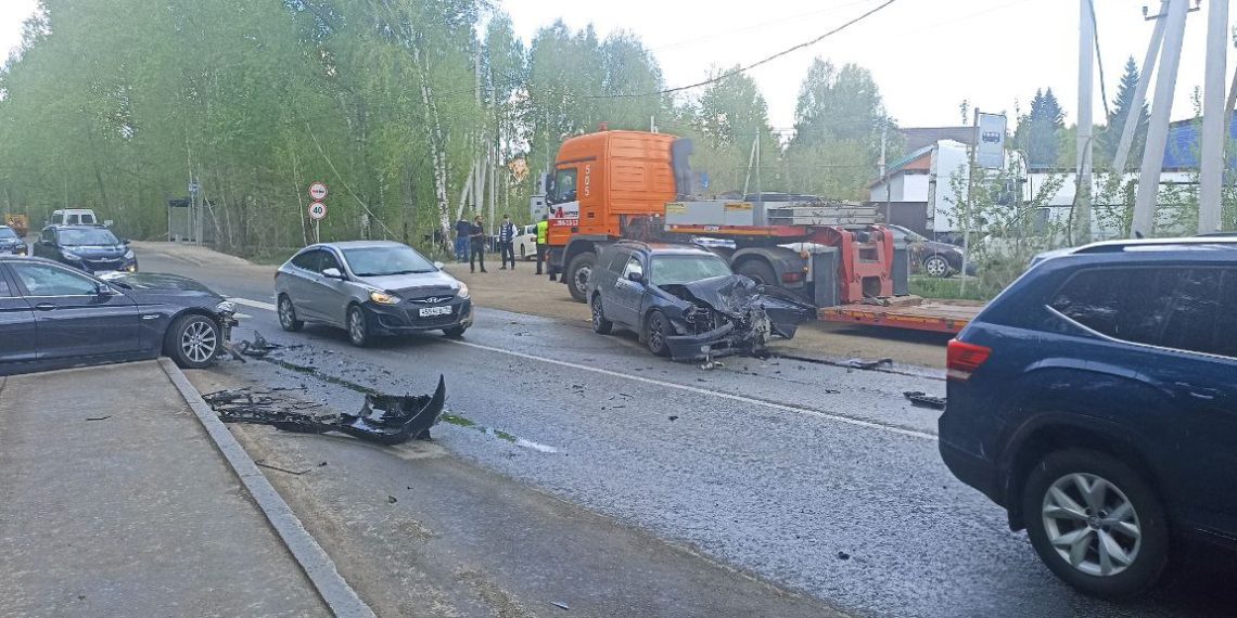 Универсал протаранил встречный BMW на Мочищенском шоссе: есть погибший