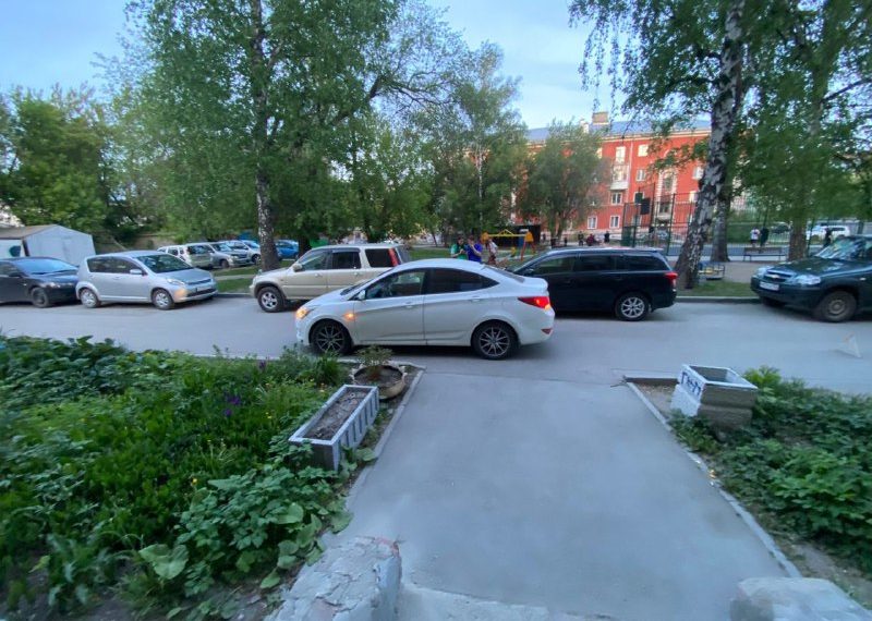 Иномарка сбила 7-летнего мальчика во дворе дома в Новосибирске